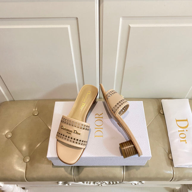 DWAY HEELED SLIDE IN CAMEL BEIGE CALFSKIN WITH GOLD LOGO