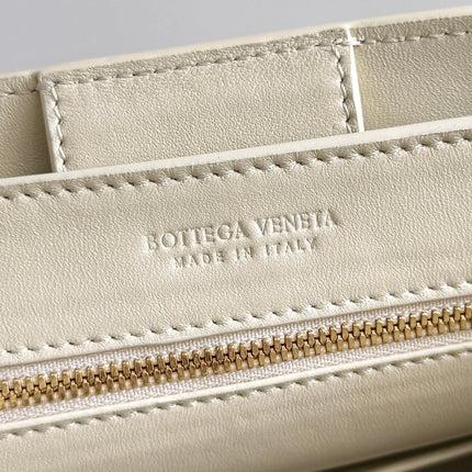 BOTTEGA VENETA 25S SMALL ANDIAMO 25 IN IVORY CALFSKIN AND RAFFIA