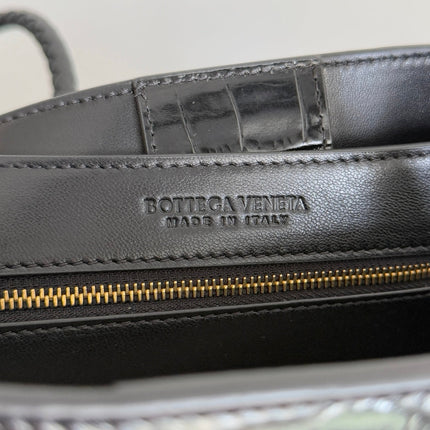 BOTTEGA VENETA 25S MEDIUM ANDIAMO 32 IN IVORY BLACK CALFSKIN AND CANVAS