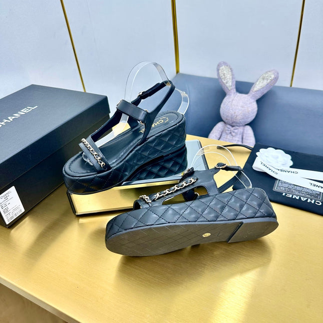 CC WEDGE SANDALS 25S IN BLACK CALFSKIN WITH GOLD HARDWARE