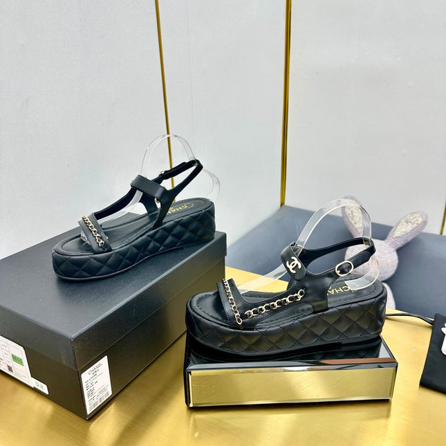 CC WEDGE SANDALS 25S IN BLACK CALFSKIN WITH GOLD HARDWARE