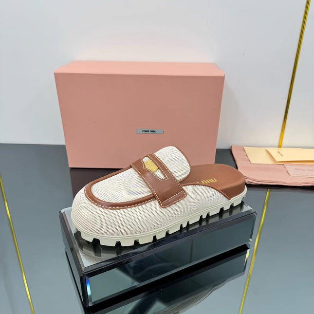 MULES SLIPPERS IN BROWN CALFSKIN AND WHITE DOTS CANVAS WITH GOLD COIN