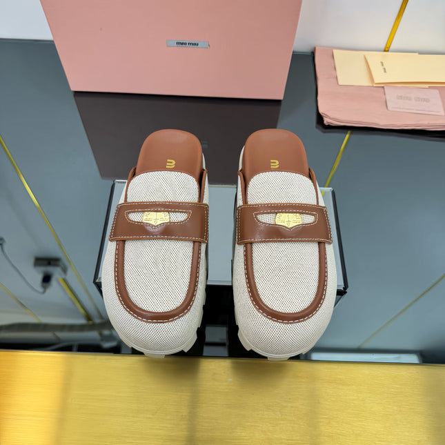MULES SLIPPERS IN BROWN CALFSKIN AND WHITE DOTS CANVAS WITH GOLD COIN