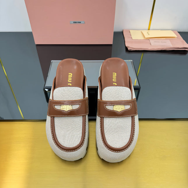 MULES SLIPPERS IN BROWN CALFSKIN AND WHITE DOTS CANVAS WITH GOLD COIN