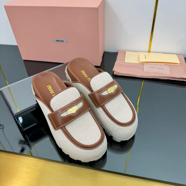 MULES SLIPPERS IN BROWN CALFSKIN AND WHITE DOTS CANVAS WITH GOLD COIN