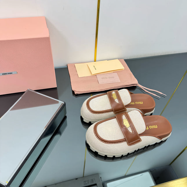 MULES SLIPPERS IN BROWN CALFSKIN AND WHITE DOTS CANVAS WITH GOLD COIN