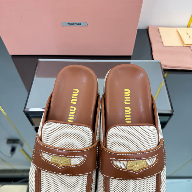 MULES SLIPPERS IN BROWN CALFSKIN AND WHITE DOTS CANVAS WITH GOLD COIN