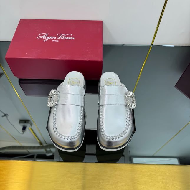 SLIDY VIV' MULES IN SILVER PATENT CALFSKIN
