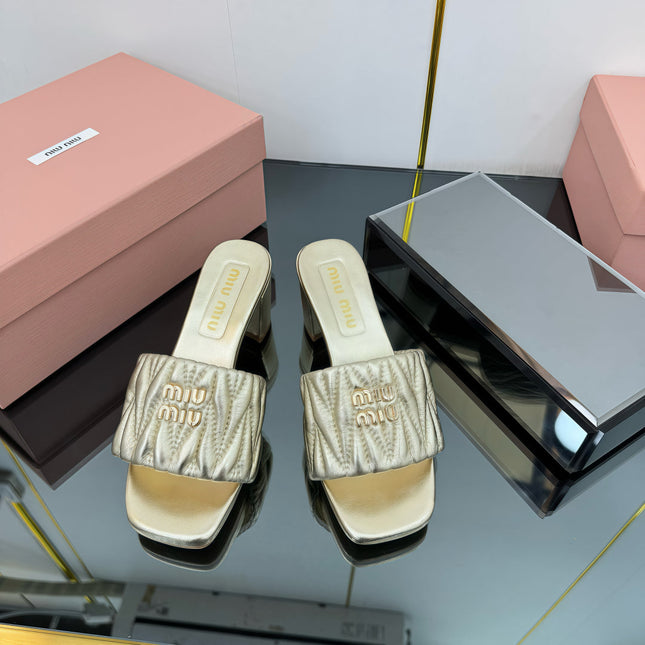 MATELASSÉ SLIDES PUMP IN GOLD PATENT CALFSKIN