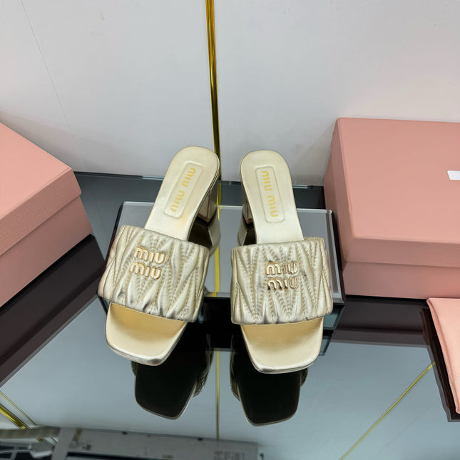 MATELASSÉ SLIDES PUMP IN GOLD PATENT CALFSKIN