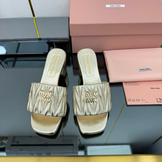 MATELASSÉ SLIDES PUMP IN GOLD PATENT CALFSKIN