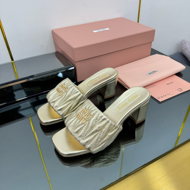 MATELASSÉ SLIDES PUMP IN GOLD PATENT CALFSKIN