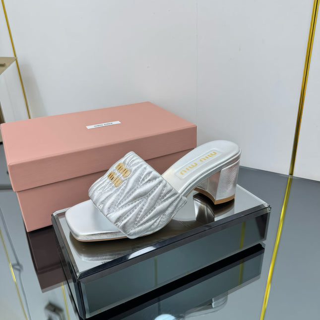 MATELASSÉ SLIDES PUMP IN SILVER PATENT CALFSKIN