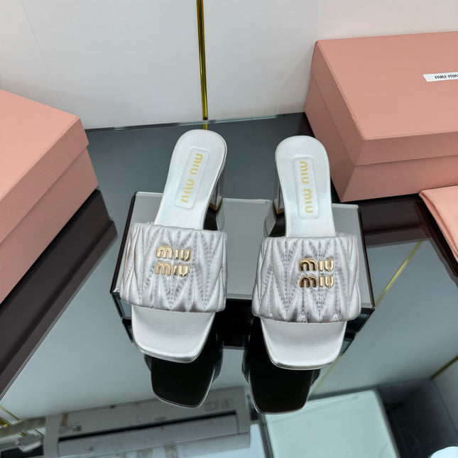 MATELASSÉ SLIDES PUMP IN SILVER PATENT CALFSKIN