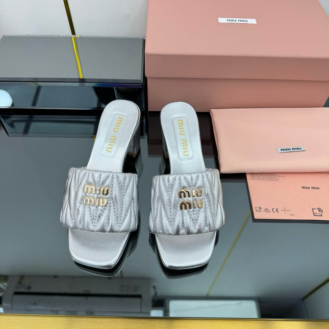 MATELASSÉ SLIDES PUMP IN SILVER PATENT CALFSKIN