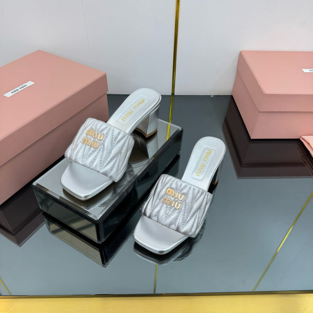 MATELASSÉ SLIDES PUMP IN SILVER PATENT CALFSKIN