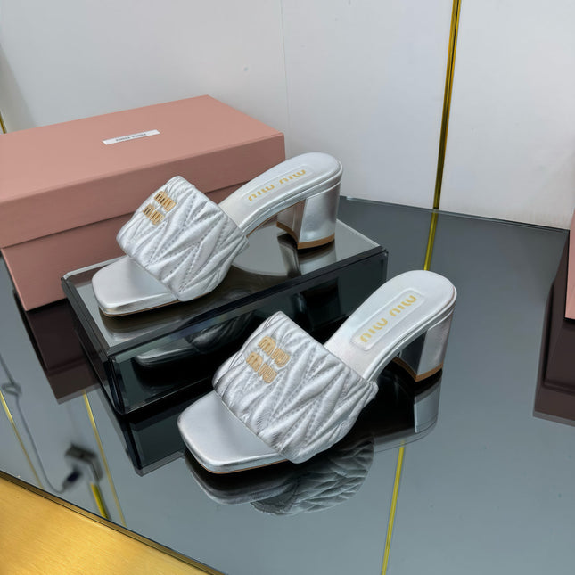 MATELASSÉ SLIDES PUMP IN SILVER PATENT CALFSKIN