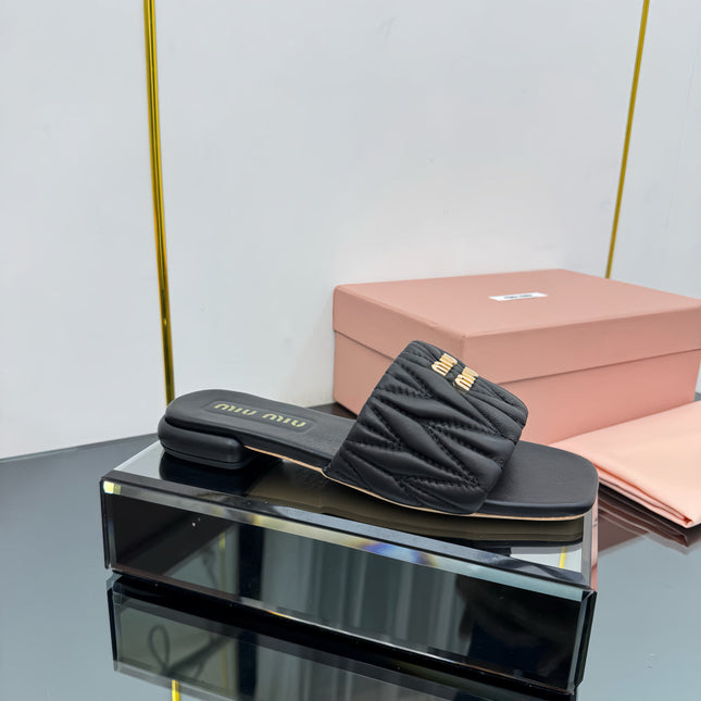MATELASSÉ SLIDES IN BLACK CALFSKIN