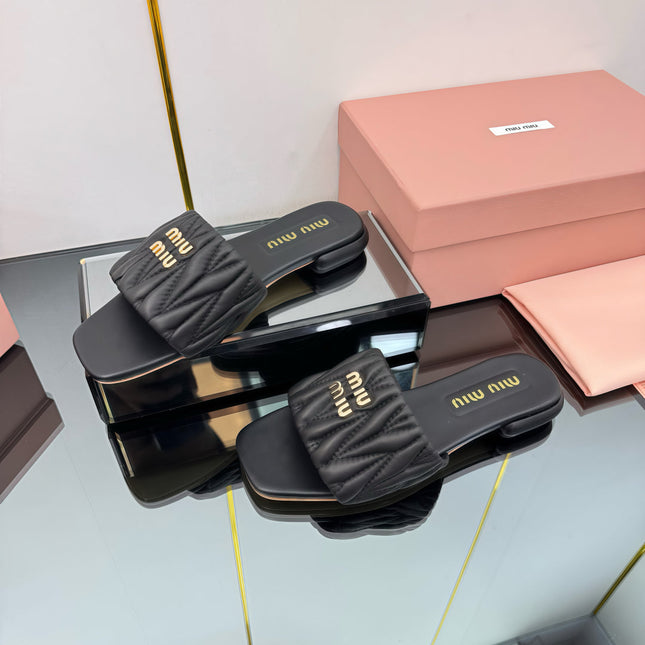 MATELASSÉ SLIDES IN BLACK CALFSKIN