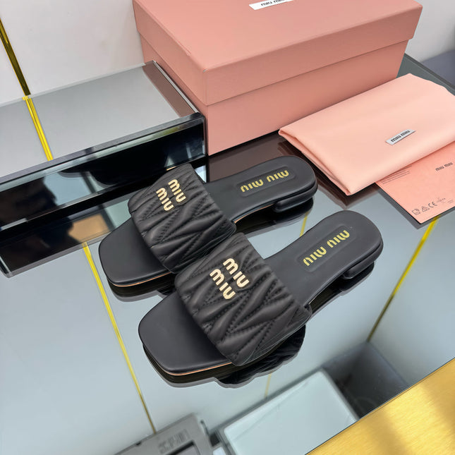 MATELASSÉ SLIDES IN BLACK CALFSKIN