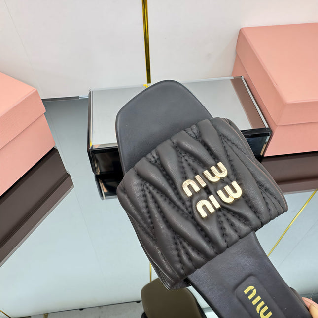 MATELASSÉ SLIDES IN BLACK CALFSKIN