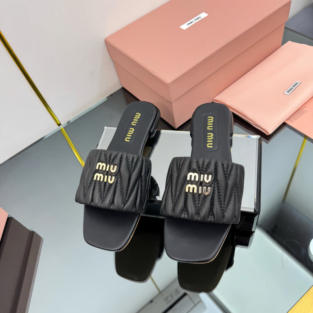MATELASSÉ SLIDES IN BLACK CALFSKIN