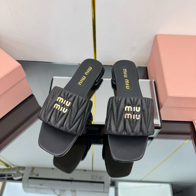 MATELASSÉ SLIDES IN BLACK CALFSKIN