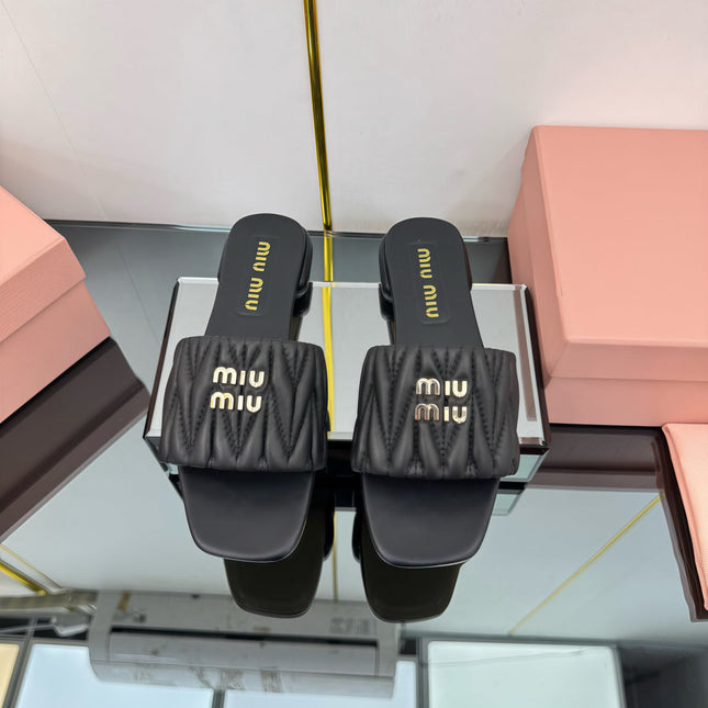 MATELASSÉ SLIDES IN BLACK CALFSKIN