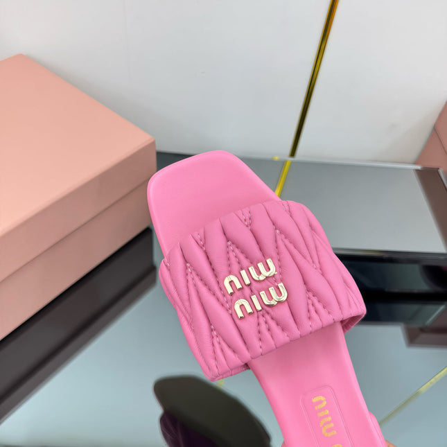 MATELASSÉ SLIDES IN PINK CALFSKIN