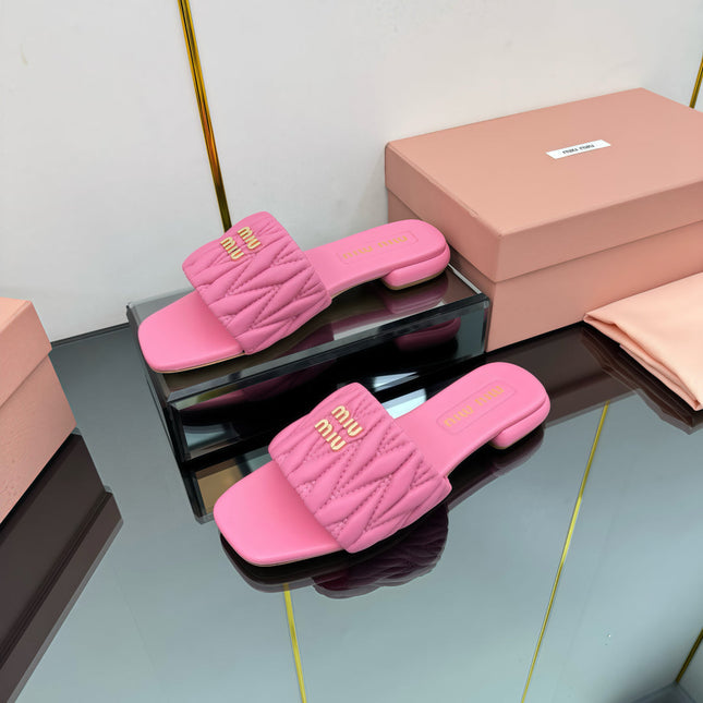 MATELASSÉ SLIDES IN PINK CALFSKIN