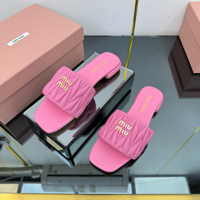 MATELASSÉ SLIDES IN PINK CALFSKIN