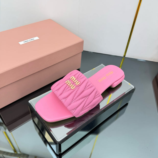 MATELASSÉ SLIDES IN PINK CALFSKIN