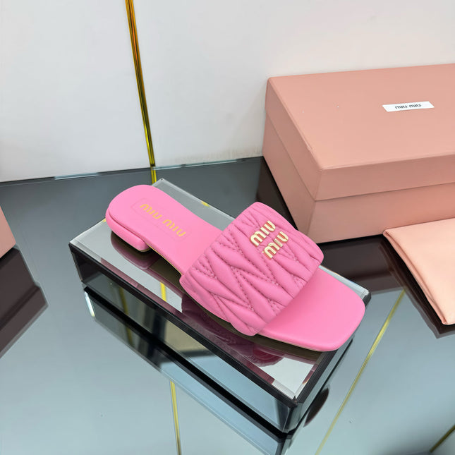 MATELASSÉ SLIDES IN PINK CALFSKIN