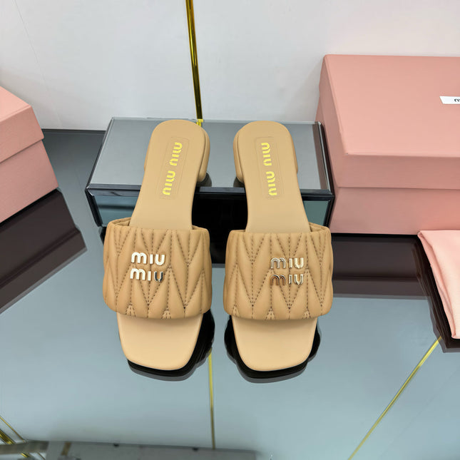 MATELASSÉ SLIDES IN DARK BEIGE CALFSKIN