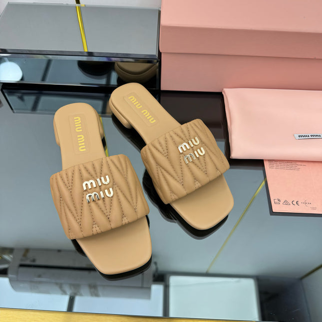 MATELASSÉ SLIDES IN DARK BEIGE CALFSKIN