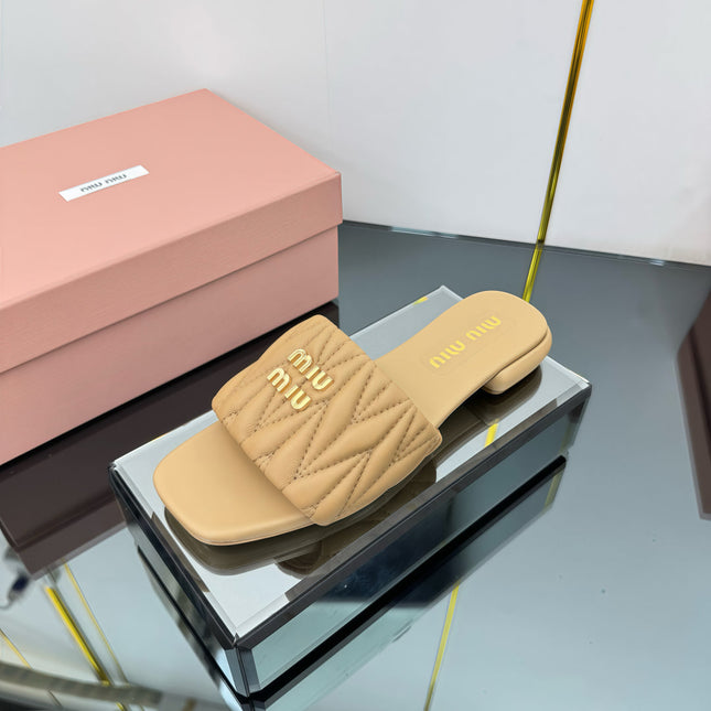 MATELASSÉ SLIDES IN DARK BEIGE CALFSKIN