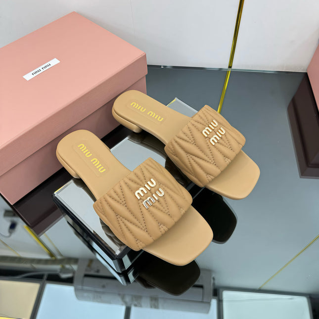 MATELASSÉ SLIDES IN DARK BEIGE CALFSKIN