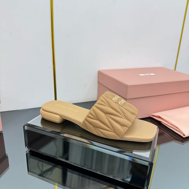 MATELASSÉ SLIDES IN DARK BEIGE CALFSKIN