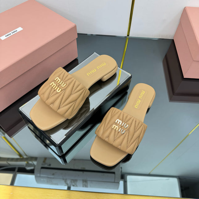 MATELASSÉ SLIDES IN DARK BEIGE CALFSKIN