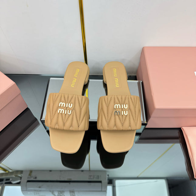 MATELASSÉ SLIDES IN DARK BEIGE CALFSKIN