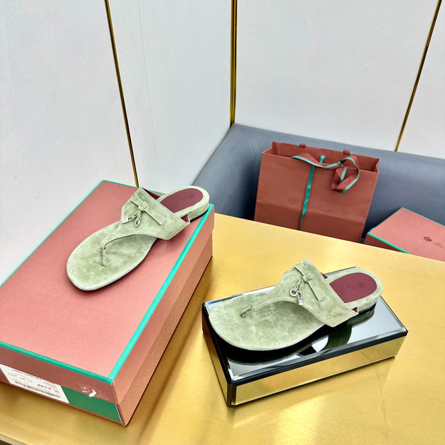 FLIP FLOPS IN GREEN SUEDE AND HARDWARE SILVER