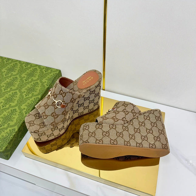 GG WEDGE SLIDES 110 IN DARK BEIGE FABRIC WITH GOLD HARDWARE