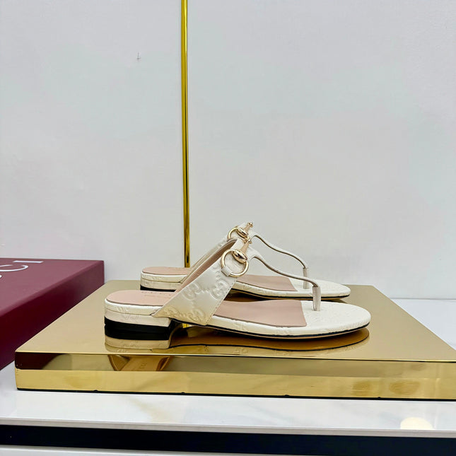 THONG SANDALS IN CREAM WHITE LAMBSKIN PRINTED LOGO WITH GOLD HARDWARE