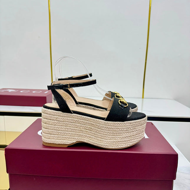 GG HIGH WEDGE SANDALS IN BLACK FABRIC AND RAFFIA WITH GOLD HARDWARE