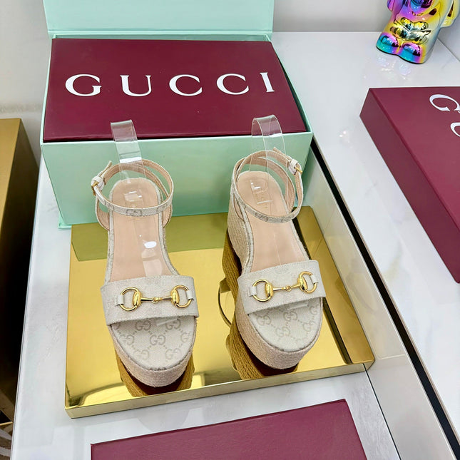 GG HIGH WEDGE SANDALS IN LIGHT BEIGE FABRIC AND RAFFIA WITH GOLD HARDWARE
