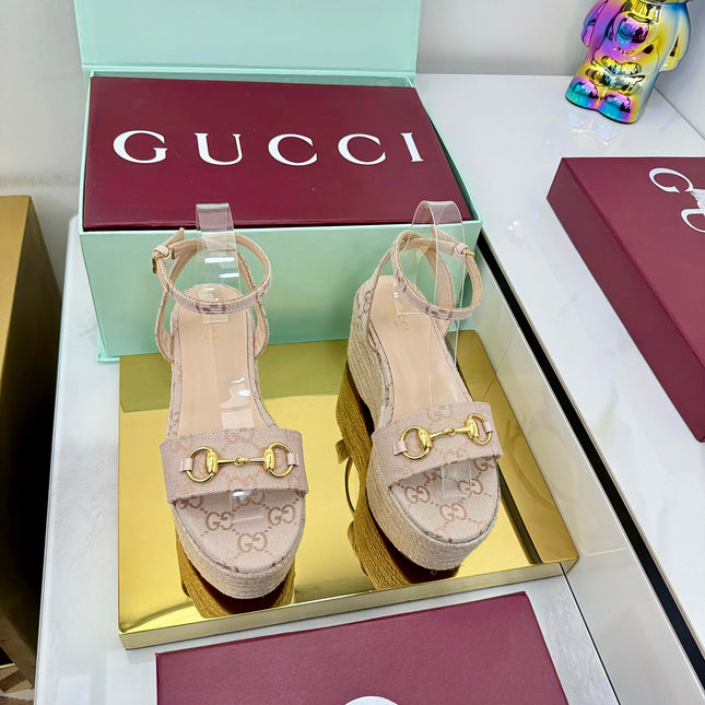 GG HIGH WEDGE SANDALS IN NUDE BEIGE FABRIC AND RAFFIA WITH GOLD HARDWARE