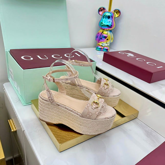 GG HIGH WEDGE SANDALS IN NUDE BEIGE FABRIC AND RAFFIA WITH GOLD HARDWARE