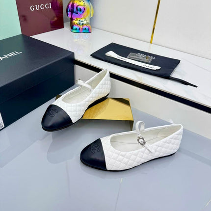 CC MARY JANE FLAT 25S IN WHITE LAMBSKIN EMBOSSED LOGO