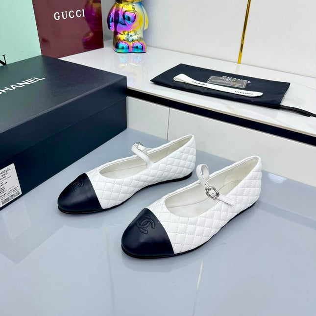 CC MARY JANE FLAT 25S IN WHITE LAMBSKIN EMBOSSED LOGO