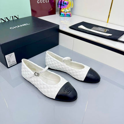 CC MARY JANE FLAT 25S IN WHITE LAMBSKIN EMBOSSED LOGO